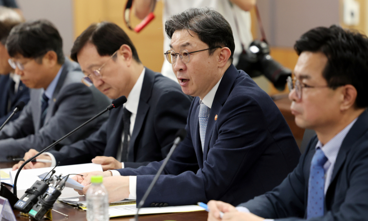 4일 오후 서울 종로구 정부서울청사에서 열린 최근 침해위협 대응 전금융권 긴급 점검회의에서 이억원 금융위원장이 모두발언을 하고 있다. /사진=뉴시스