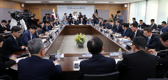 4일 오후 서울 종로구 정부서울청사에서 열린 최근 침해위협 대응 전금융권 긴급 점검회의에서 이억원 금융위원장이 모두발언을 하고 있다. /사진=뉴시스
