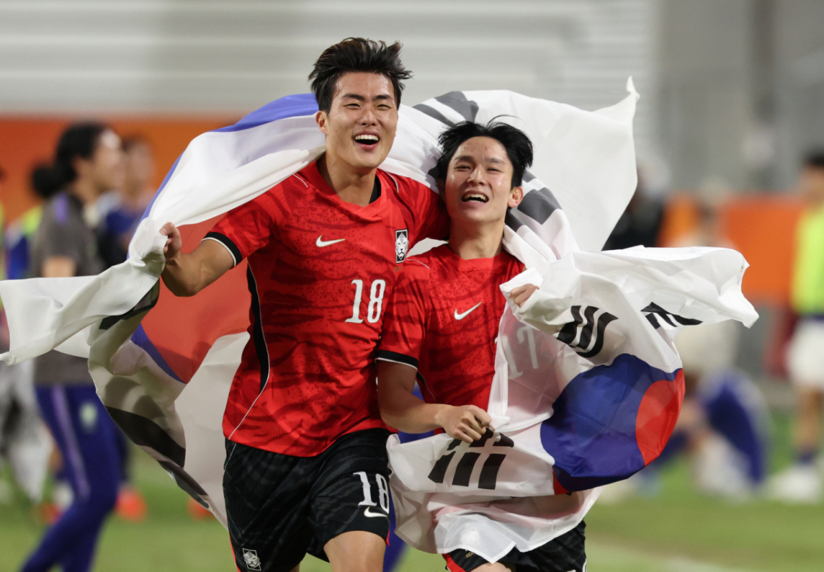 3일(현지시간) 일본 아이치현 도요타 스타디움에서 열린 2026 아이치·나고야 아시안게임 남자 축구 결승 대한민국과 일본의 경기, 한국 박승수(왼쪽)와 양민혁이 1-0 승리를 거두며 금메달을 획득한 뒤 기쁨을 만끽하고 있다./사진제공=뉴시스