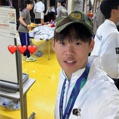한국 남자 축구 대표팀 막내 박승수(뉴캐슬)가 2026 아이치·나고야 아시안게임 우승 직후 라커룸에서 전역모를 쓰고 찍은 셀카를 SNS에 올려 논란이 됐다. /사진=인스타그램 갈무리