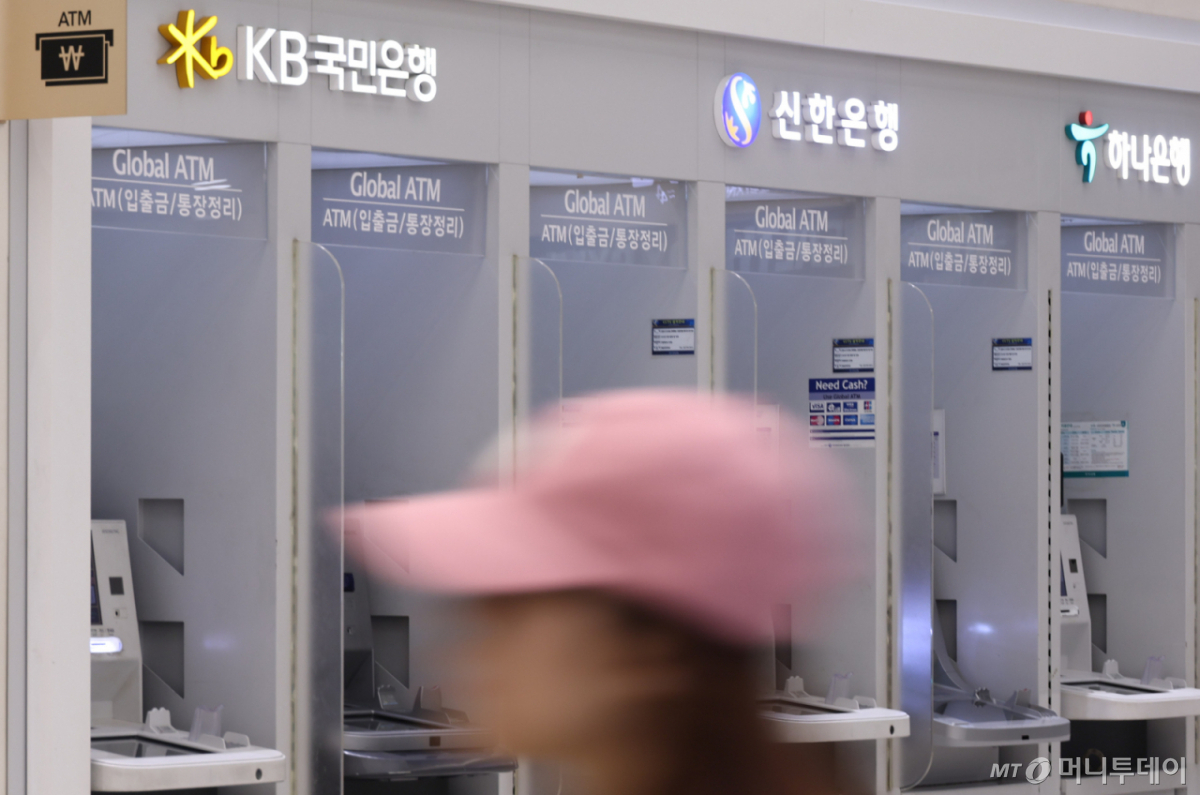 시중은행에 이어 저축은행과 캐피탈사 등 제2금융권까지 해킹 사고가 잇따르고 있는 4일 서초구 서울고속버스터미널에 개인정보가 유출된 신한·KB국민·하나 은행의 현금 자동 입출금기(ATM) 코너가 보이고 있다. 최근 주요 금융회사들을 대상으로 인공지능(AI) 에이전트를 활용한 신종 사이버 공격과 고객 정보 유출 사고가 이어지며 신한은행에서는 최근 고객 약 2만5000명의 개인·신용정보가, KB국민은행에서도 외부 보안 침해로 고객 119명의 개인신용정보가, 하나은행에서도 외부 해킹 세력이 영업지원시스템(ODS)에 접근하면서 고객 89명의 개인정보가 유출됐다. 2026.10.04./사진=뉴시스