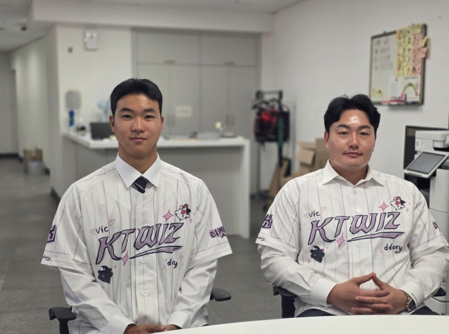 KT 2027 신인 이승원(왼쪽)과 최지만이 4일 취재진과 인터뷰했다. /사진=김동윤 기자