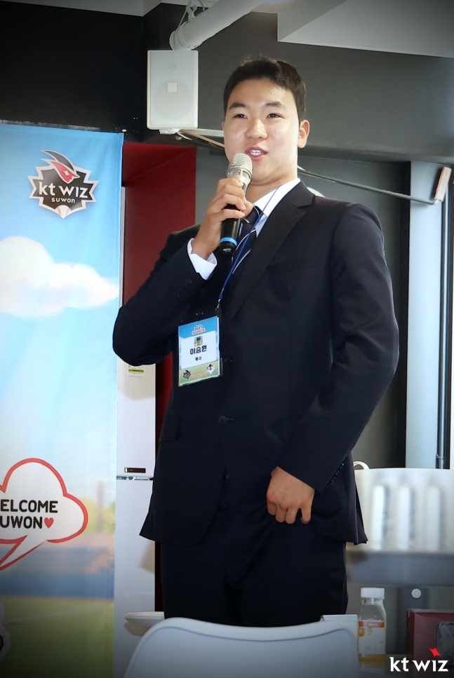 KT 2027년 신인 이승원이 4일 수원 롯데전을 앞두고 입단식에 참석했다. /사진=KT 위즈 제공