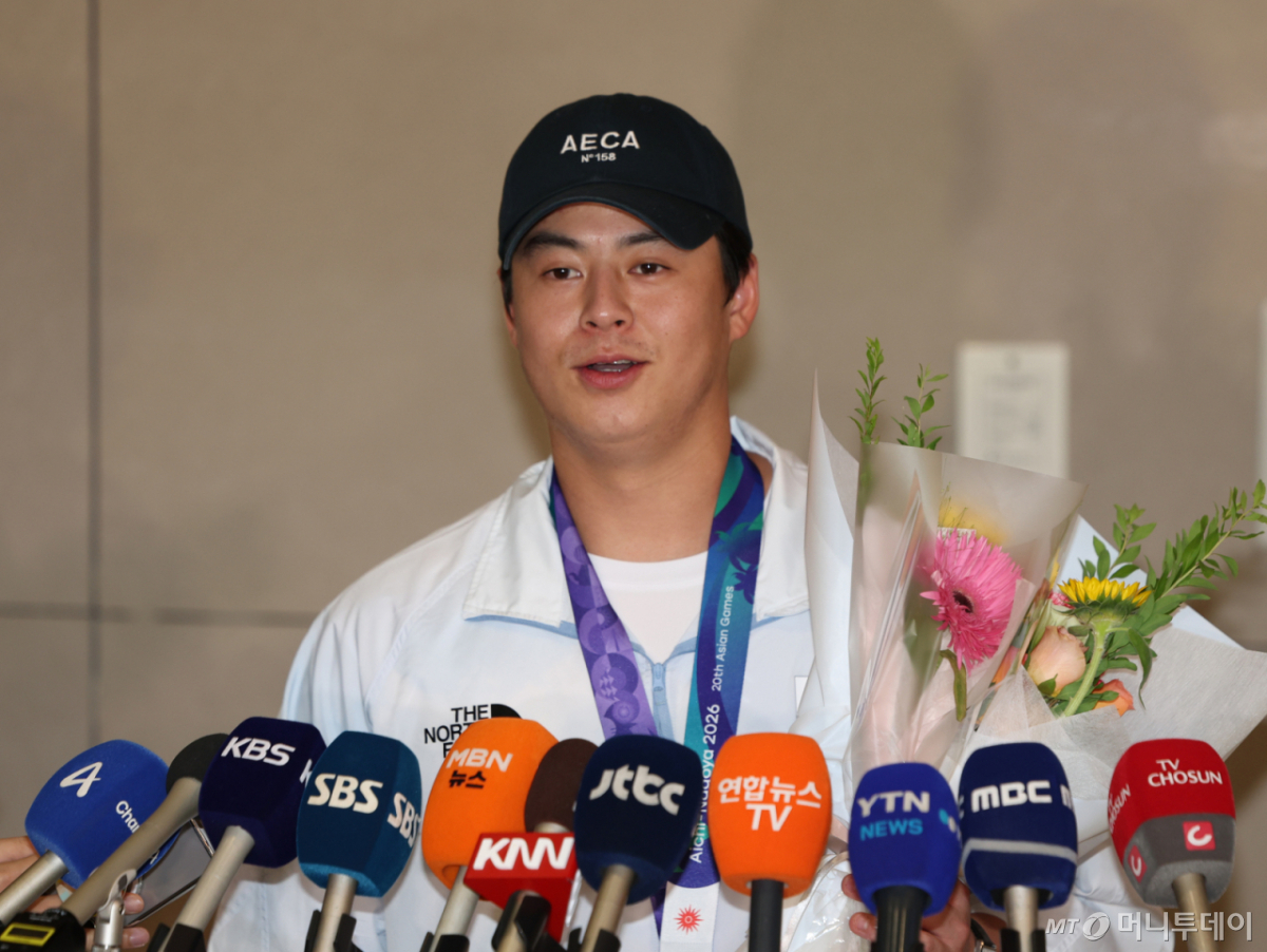 [인천공항=뉴시스] 김명년 기자 = 2026 아이치·나고야 아시안게임에서 우승을 차지한 한국 야구 대표팀 노시환이 28일 인천국제공항을 통해 귀국해 인터뷰를 하고 있다. 2026.09.28. kmn@newsis.com /사진=김명년
