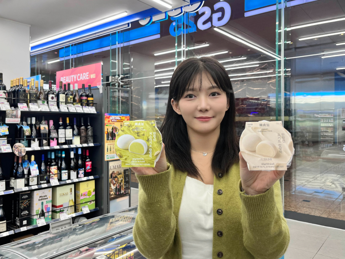 GS25에서 모델이 한정선 찹쌀떡을 선보이고있다. /사진제공=GS리테일.