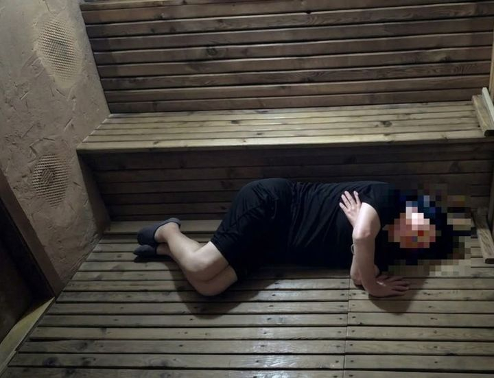 한 여성이 동네 헬스장 사우나 바닥에 누워 자리를 독차지하는 바람에 다른 이용객들이 그대로 나가는 일이 발생해 온라인상에서 비판이 쏟아지고 있다./사진=온라인커뮤니티 캡처