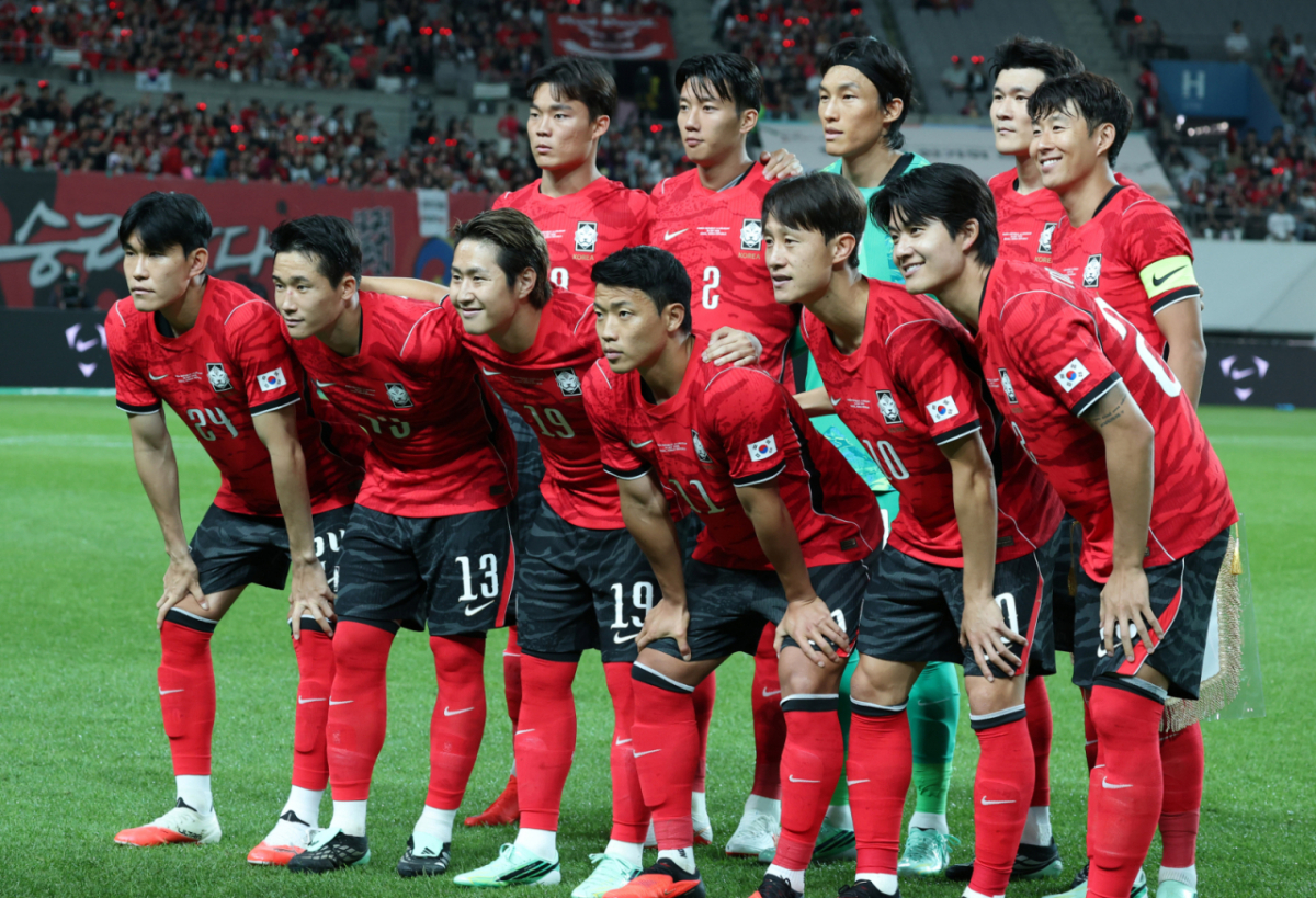 대한민국 축국구가대표팀이 28일 서울월드컵경기장에서 우루과이와 친선경기를 열었다. 이강인을 비롯한 베스트 11이 기념촬영을 하고 있다. /사진=김진경 대기자