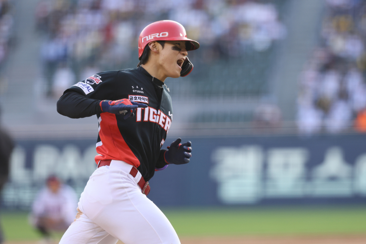 KIA 타이거즈 김도영이 5일 잠실 LG전에서 9회 홈런을 터트린 뒤 포효하고 있다. /사진=KIA 타이거즈 제공