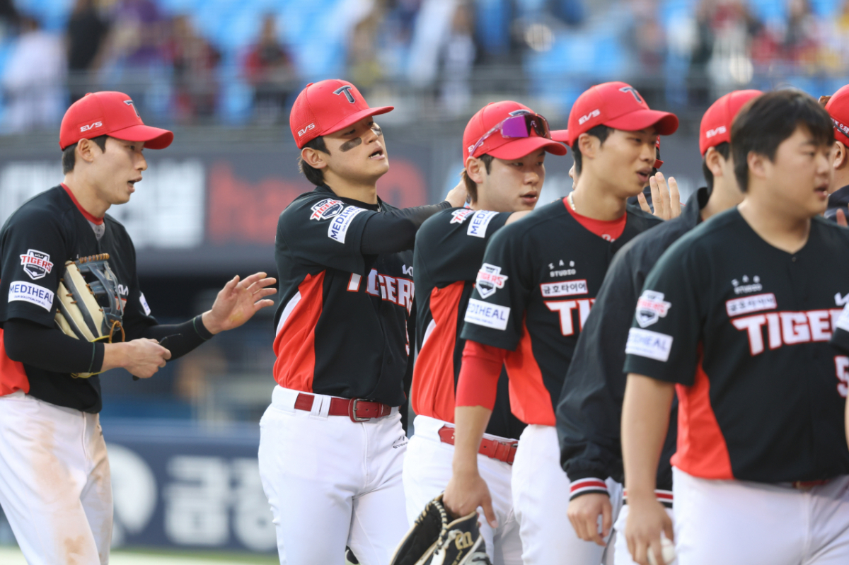 5일 승리 후 기뻐하는 KIA 타이거즈 선수들. /사진=KIA 타이거즈 제공