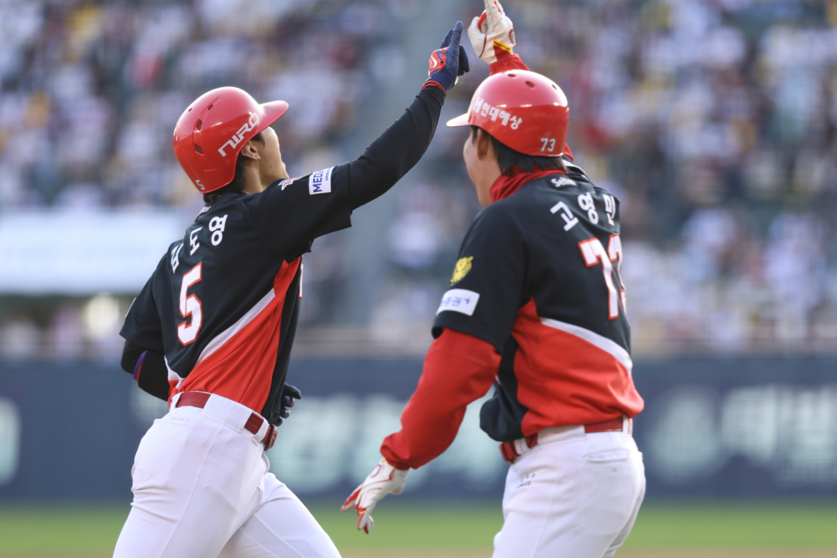 KIA 타이거즈 김도영(왼쪽)이 5일 잠실 LG전에서 9회 홈런을 터트린 뒤 포효하고 있다. /사진=KIA 타이거즈 제공
