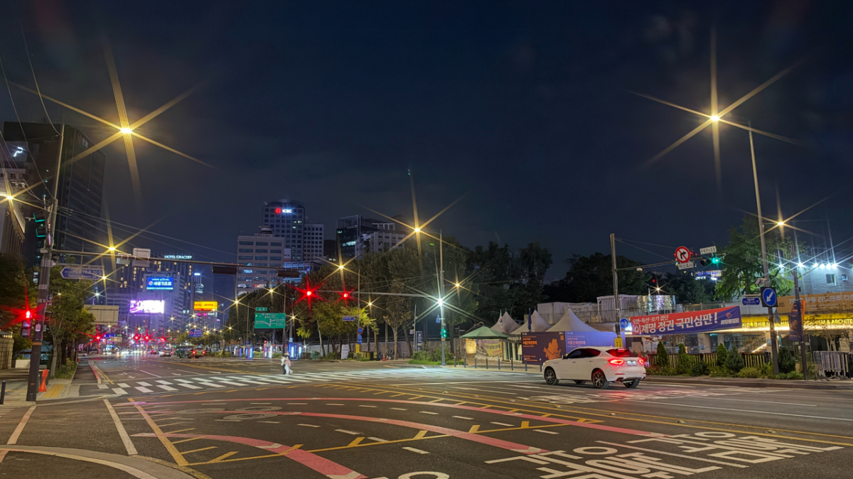 아이폰18프로의 가변조리개를 활용해 찍은 서울 야경. 빛갈라짐 현상이 여러군데 나타나다보니 산만한 느낌을 주는 결과물이 나왔다. /사진=김훈남