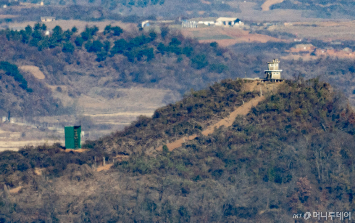 (파주=뉴스1) 이재명 기자 = 이재명 정부가 출범 이후 공식적으로 첫 남북 군사회담을 제안했으나, 북한은 아직 공식적인 답변을 하지 않은 것으로 확인됐다. 이경호 국방부 부대변인은 18일 정례브리핑에서 '북한과 군사회담과 관련한 소통을 했는가'는 질문에 "북한의 특별한 반응은 아직 없다"라고 답했다. 국방부는 전날 대북 담화를 통해 비무장지대(DMZ) 내 군사분계선(MDL) 기준선 설정 문제를 논의하기 위한 남북 군사회담을 북한에 제안했다. 사진은 경기도 파주시 오두산 통일전망대에서 바라본 북측 초소. 2025.11.18/뉴스1 Copyright © 뉴스1. All rights reserved. 무단 전재 및 재배포, AI학습 이용 금지. /사진=(파주=뉴스1) 이재명 기자