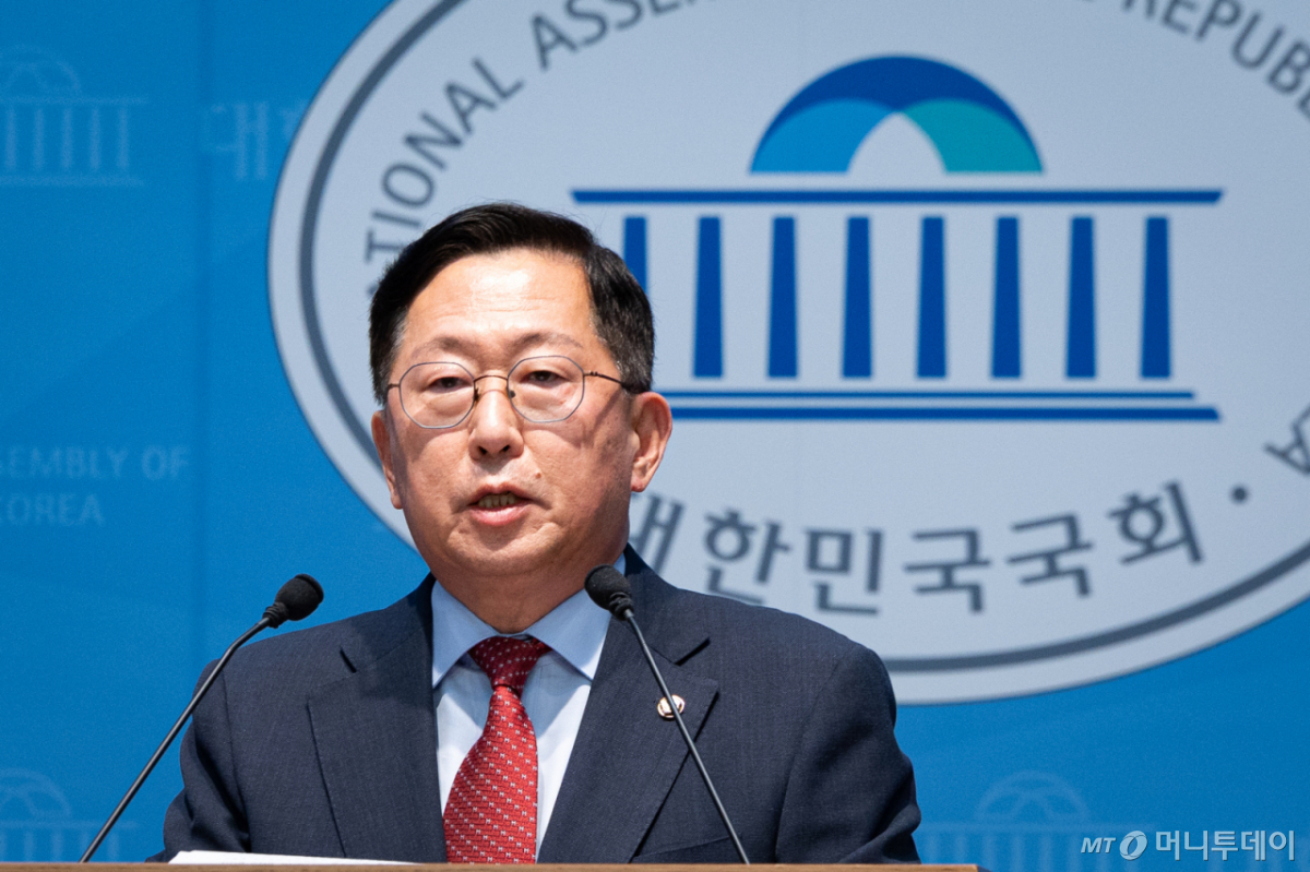 (서울=뉴스1) 유승관 기자 = 유용원 국민의힘 의원이 5일 서울 여의도 국회 소통관에서 북한의 MDL 이남 추가 침범 징후 관련 기자회견을 하고 있다. 2026.10.5/뉴스1 Copyright © 뉴스1. All rights reserved. 무단 전재 및 재배포, AI학습 이용 금지. /사진=(서울=뉴스1) 유승관 기자