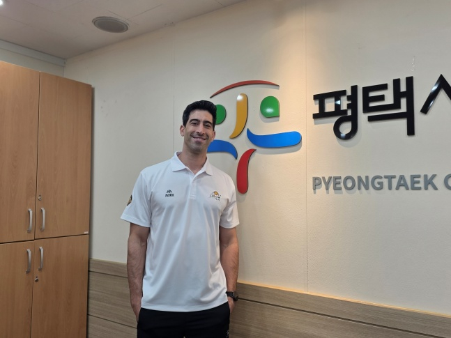 이사나예 라미레스 KB손해보험 감독이 5일 경기도 평택시 남부문화예술회관에서 열린 2026~2027시즌 출정식을 앞두고 취재진과 인터뷰를 가졌다. /사진=김동윤 기자