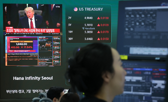코스피가 전 거래일보다 23.55포인트(0.34%) 내린 6814.49에 개장한 지난 1일 서울 중구 하나은행 딜링룸 전광판에 도널드 트럼프 미국 대통령의 한국의 대미 투자 계획 발표 뉴스 화면과 미국 국채금리 지수가 표시되고 있다. /사진=조성우