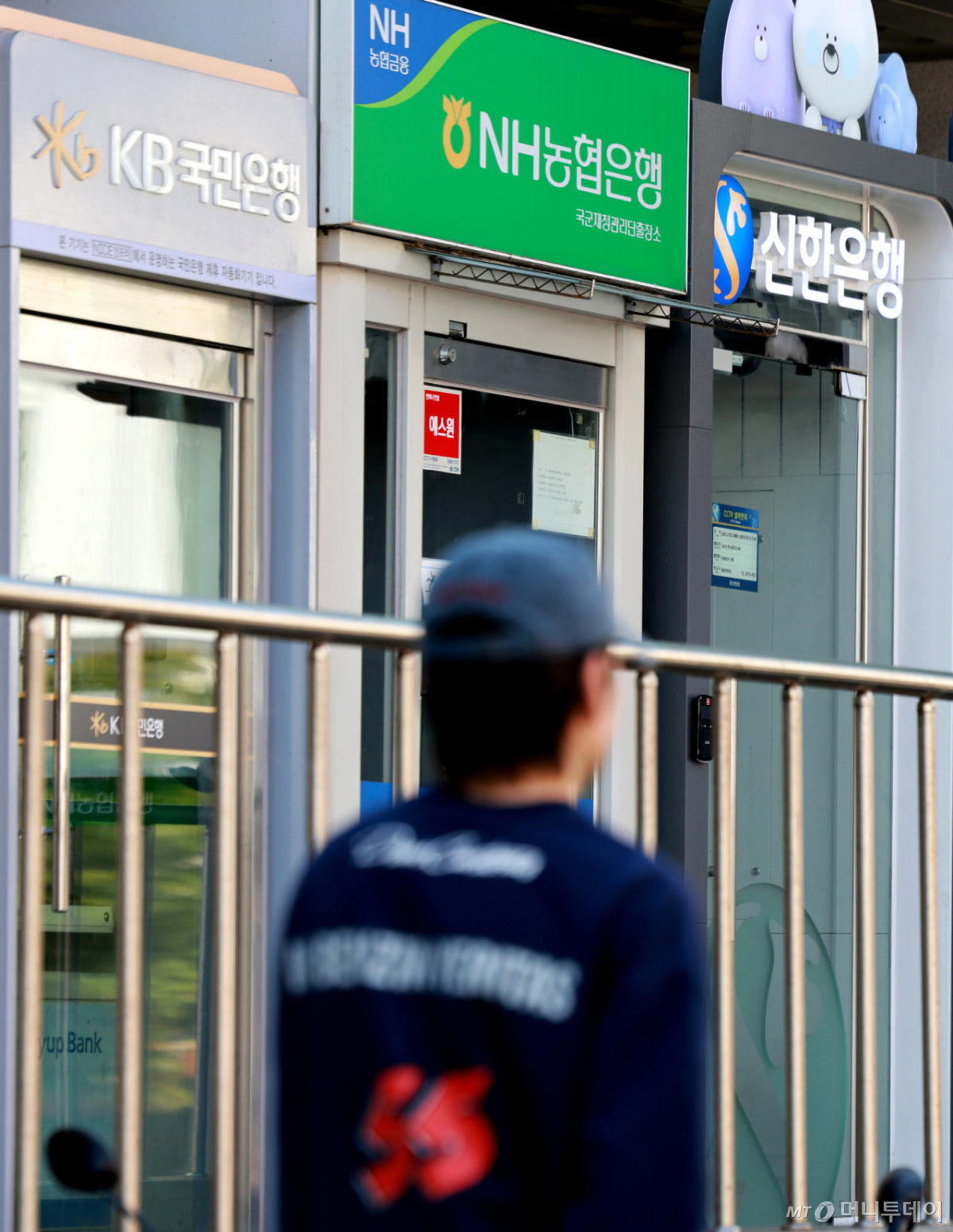 (서울=뉴스1) 이호윤 기자 = 5일 금융권에 따르면 신한은행과 KB국민은행, 하나은행 등 시중은행에 이어 BNK부산은행, 웰컴저축은행, 예가람저축은행, 현대캐피탈 등 제2금융권에서도 해킹에 따른 정보 유출 사고가 잇따라 확인됐다. 최근 주요 금융회사들을 대상으로 인공지능(AI) 에이전트를 활용한 신종 사이버 공격과 고객 정보 유출 사고가 이어지며 신한은행에서는 최근 고객 약 2만 5000명의 개인·신용정보가, KB국민은행에서는 외부 보안 침해로 고객 119명의 개인신용정보가, 하나은행에서도 외부 해킹 세력이 영업지원시스템(ODS)에 접근하면서 고객 89명의 개인정보가 유출됐다. 사진은 이날 서울의 한 시중은행 현금자동입출금기(ATM)의 모습. 2026.10.5/뉴스1 Copyright © 뉴스1. All rights reserved. 무단 전재 및 재배포, AI학습 이용 금지. /사진=(서울=뉴스1) 이호윤 기자