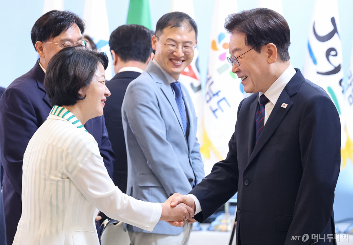 (서울=뉴스1) 이재명 기자 = 이재명 대통령과 추미애 경기도지사가 26일 청와대에서 열린 제10회 중앙지방협력회의에서 인사를 나누고 있다. 2026.8.26/뉴스1 Copyright © 뉴스1. All rights reserved. 무단 전재 및 재배포, AI학습 이용 금지. /사진=(서울=뉴스1) 이재명 기자
