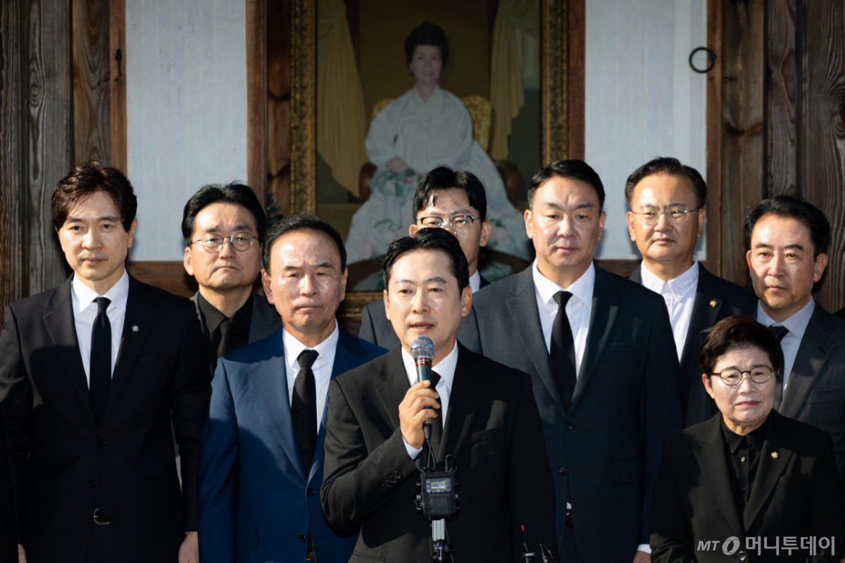(옥천=뉴스1) 유승관 기자 = 장동혁 국민의힘 대표가 5일 충북 옥천군 고(故) 육영수 여사의 생가를 찾아 긴급 기자회견을 하고 있다. 역사 왜곡 논란이 이어지고 있는 허진호 감독의 영화 '암살자(들)'은 1974년 8월 15일 광복절 경축식장에서 육 여사가 피격돼 숨진 사건을 소재로한 영화로, 국민의힘은 이 영화가 박정희 전 대통령이 부인의 죽음에 관여한 것처럼 묘사해 역사적 사실을 왜곡했다고 비판하고 있다. 2026.10.5/뉴스1 Copyright © 뉴스1. All rights reserved. 무단 전재 및 재배포, AI학습 이용 금지. /사진=(옥천=뉴스1) 유승관 기자