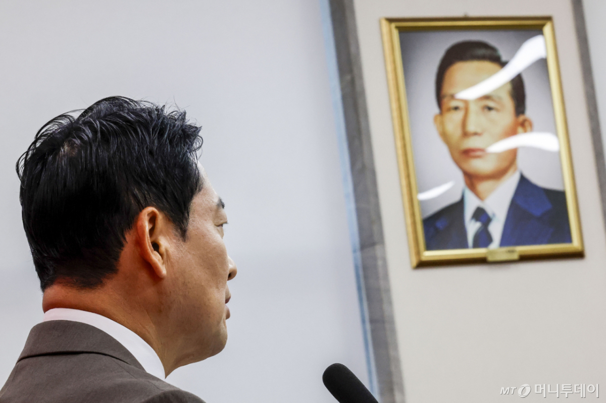 [서울=뉴시스] 정병혁 기자 = 5일 서울 여의도 국회에서 열린 장동혁 국민의힘 대표의 현안 관련 기자회견장에 박정희 전 대통령의 초상화가 걸려 있다. 2026.10.05. jhope@newsis.com /사진=정병혁