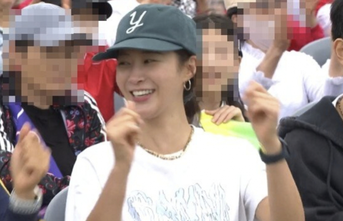 그룹 소녀시대 유리가 '전국노래자랑'에 깜짝 등장했다./사진=KBS 1TV '전국노래자랑' 방송 화면 갈무리