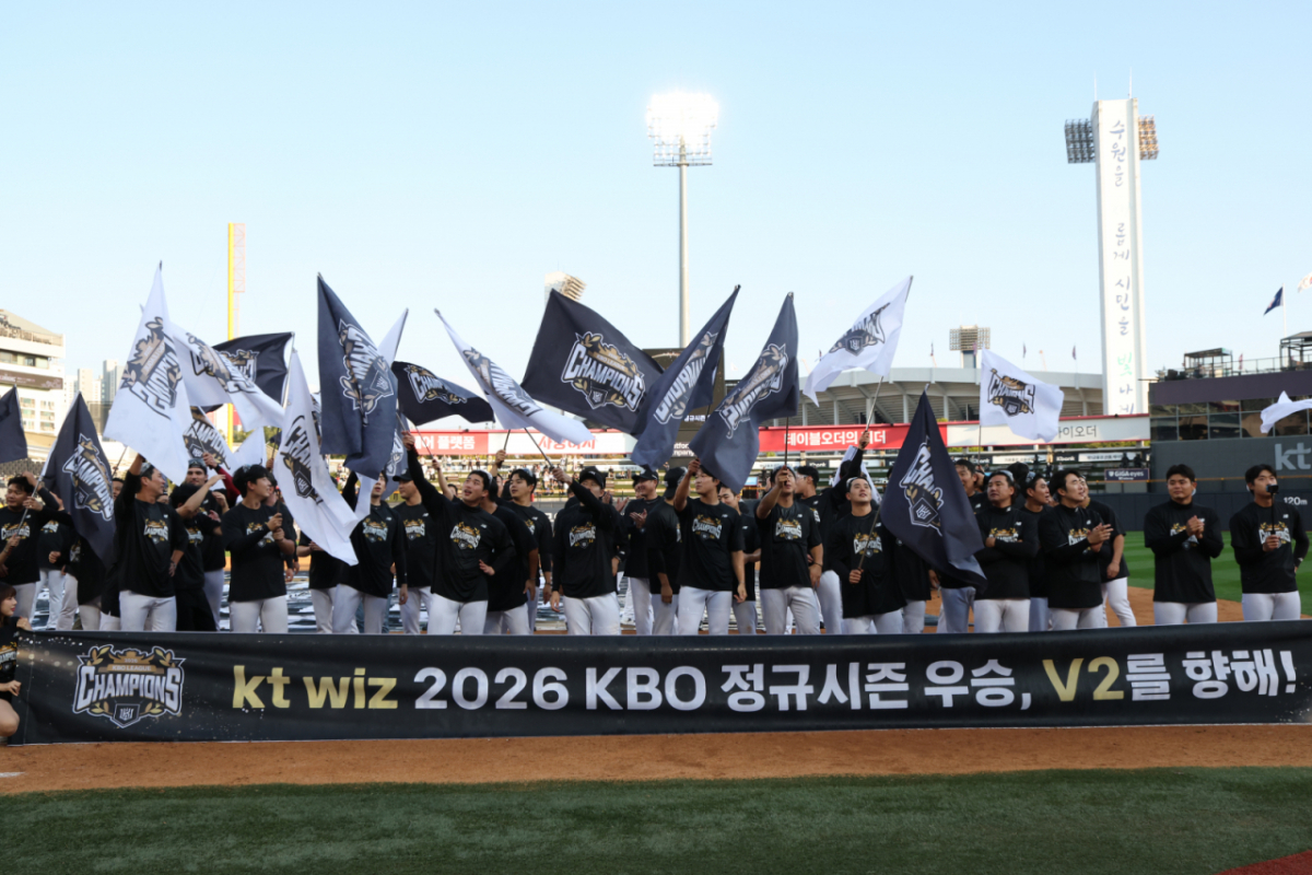 KT 위즈 선수들이  5일 경기도 수원케이티위즈파크에서 열린 2026 KBO리그 프로야구 롯데 자이언츠와 kt wiz의 경기에서 승리해 정규리그 우승을 확정 후 그라운드에서 샴페인 세리머니를 하고 있다/사진=뉴스1