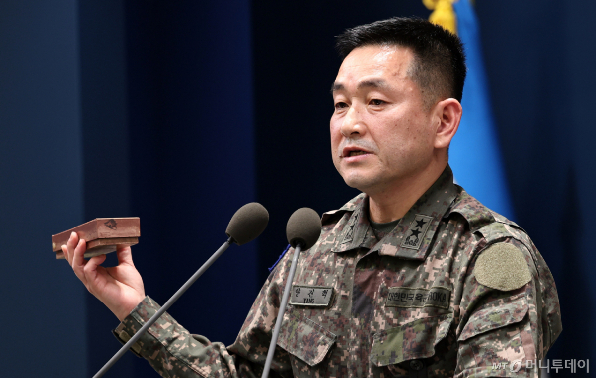 (서울=뉴스1) 구윤성 기자 = 양진혁 합동참모본부 작전부장이 5일 서울 용산구 국방부에서 북한군 수지반보병 지뢰를 들어보이며 육군 25사단 비무장지대(DMZ) 지뢰 폭발상황을 설명하고 있다. 2026.10.5/뉴스1 Copyright © 뉴스1. All rights reserved. 무단 전재 및 재배포, AI학습 이용 금지.