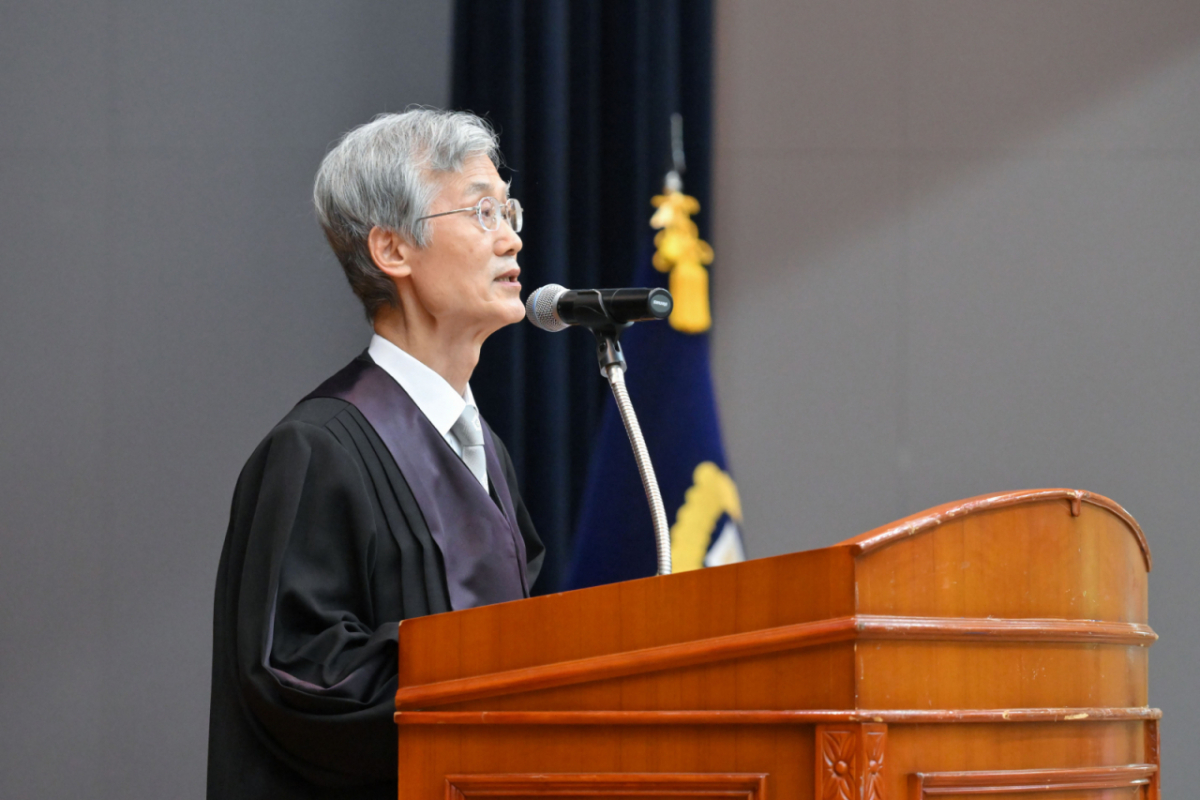 조희대 대법원장이 지난 2일 서울 서초구 대법원에서 열린 신임 법관 임명식에서 임명식사를 하고 있다./사진 제공=대법원