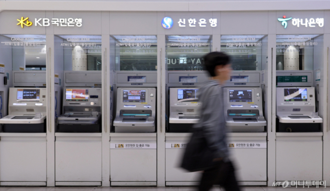 시중은행에 이어 저축은행과 캐피탈사 등 제2금융권까지 해킹 사고가 잇따르고 있는 4일 서초구 서울고속버스터미널에 개인정보가 유출된 신한·KB국민·하나 은행의 현금 자동 입출금기(ATM) 코너가 보이고 있다. 최근 주요 금융회사들을 대상으로 인공지능(AI) 에이전트를 활용한 신종 사이버 공격과 고객 정보 유출 사고가 이어지며 신한은행에서는 최근 고객 약 2만5000명의 개인·신용정보가, KB국민은행에서도 외부 보안 침해로 고객 119명의 개인신용정보가, 하나은행에서도 외부 해킹 세력이 영업지원시스템(ODS)에 접근하면서 고객 89명의 개인정보가 유출됐다. /사진=뉴시스