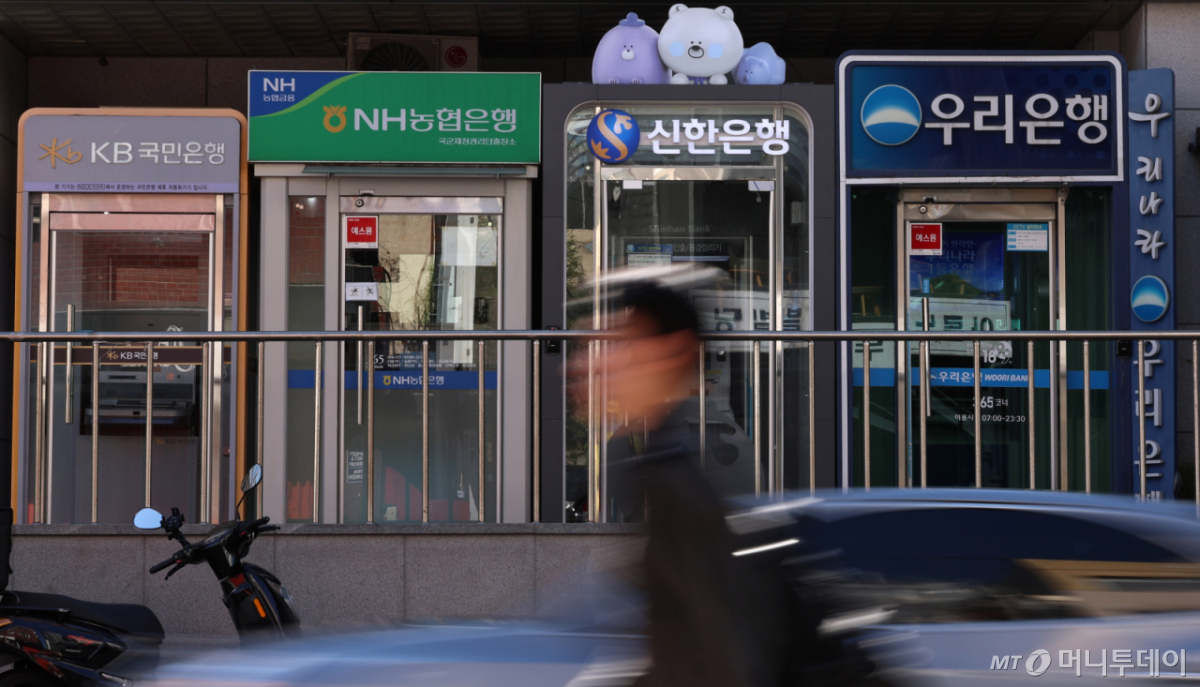 (서울=뉴스1) 구윤성 기자 = 시중은행을 덮친 해킹 공격이 저축은행과 캐피탈사 등 2금융권으로 번지고 있다. 사진은 4일 서울의 시중은행의 현금자동입출금기(ATM). 2026.10.4/뉴스1 Copyright © 뉴스1. All rights reserved. 무단 전재 및 재배포, AI학습 이용 금지. /사진=(서울=뉴스1) 구윤성 기자