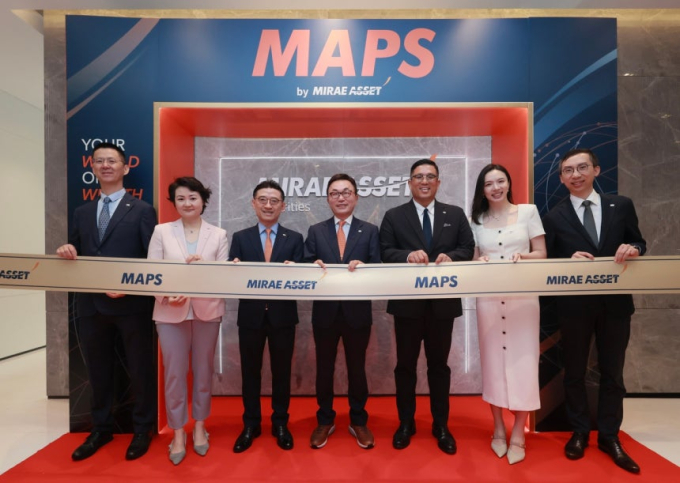 지난 6월26일 홍콩 현지에서 열린 'MAPS by Mirae Asset' 행사에서 박현주 미래에셋그룹 회장 겸 글로벌전략가(GSO)(가운데) 등 관계자들이 단체사진을 촬영하고 있다./사진제공=미래에셋증권