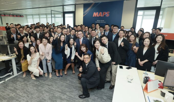 지난 6월 홍콩 현지에서 'MAPS' 론칭 행사가 진행된 가운데 박현주 미래에셋그룹 회장과 현지 직원들이 단체사진을 촬영하고 있다. /사진=미래에셋증권