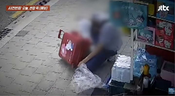 가게 앞에 진열된 캐리어를 지나가던 한 남성이 훔쳐 달아나는 모습이 포착됐다. /사진=사건반장 캡처