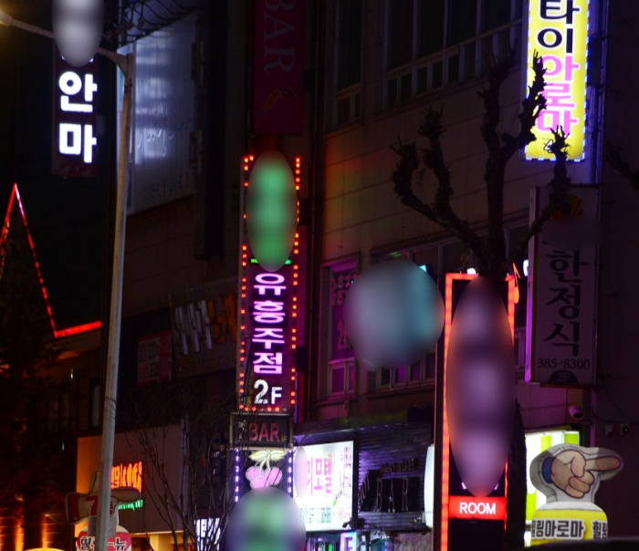 유흥업소 여종업원에게 아파트 등 전재산을 넘겼다는 50대 남성이 가족에게 버림받았다며 후회를 털어놨다. 기사 이해를 돕기 위한 자료 사진. /사진=뉴스1