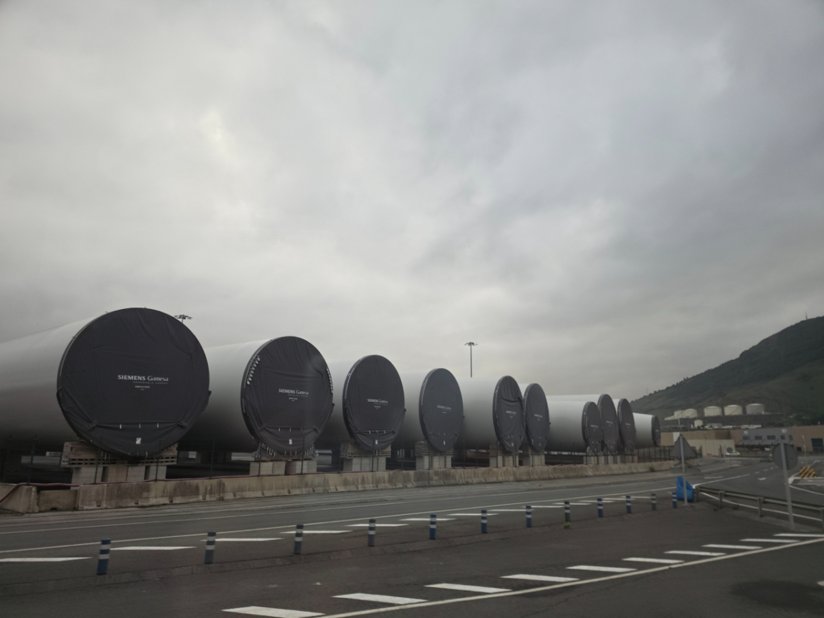 지난 2일(현지시간) 스페인 북부 바스크주에 위치한 빌바오항에 해상풍력 주요 부품 중 하나인 타워가 늘어서 있다 /사진=김지현 기자