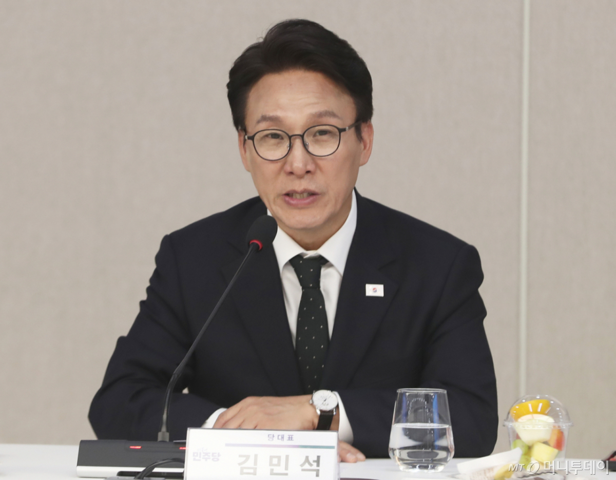 (울산=뉴스1) 조민주 기자 = 김민석 더불어민주당 대표가 2일 울산시청 대회의실에서 열린 울산시-민주당 예산정책협의회에 참석해 인사말을 하고 있다. 2026.10.2/뉴스1 Copyright © 뉴스1. All rights reserved. 무단 전재 및 재배포, AI학습 이용 금지. /사진=(울산=뉴스1) 조민주 기자