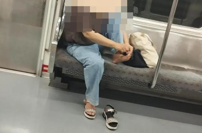 지하철에서 다른 승객을 배려하지 않는 행동이 논란이 된 건 이번이 처음은 아니다. 지난해 7월에는 지하철 좌석 두 칸을 차지하고 발톱을 깎는 승객의 사진이 온라인 커뮤니티에 올라왔다. 사진 속 승객은 신발을 벗고 옆 좌석에 한쪽 발을 올려놓은 채 발톱을 손질하고 있었다. /사진=보배드림