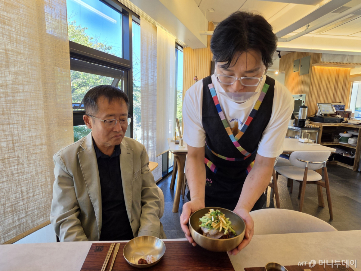 2일 전남 구례 운봉에서 우리밀로 만든 국수 메뉴를 손님상에 내고 있다. 운봉은 구례에서 생산한 우리밀을 활용해 국수를 만든다./사진=이수현 기자