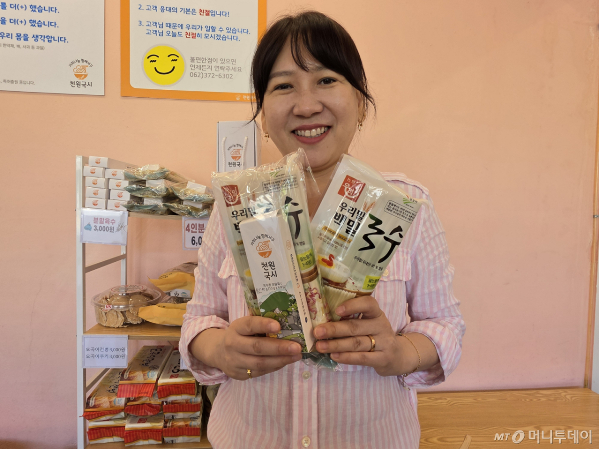 지난달 9일 광주 서구 상무2동 천원국시에서 우리밀로 만든 건면 제품을 들어 보이고 있다. 천원국시는 우리밀을 활용해 국수를 만들어 판매한다./사진=이수현 기자