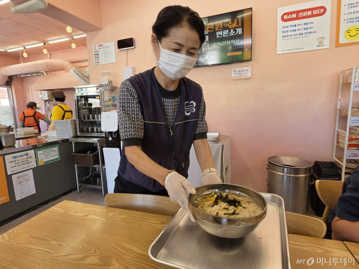 지난달 9일 광주 서구 상무2동 천원국시에서 우리밀로 만든 국수를 손님상에 내고 있다./사진=이수현 기자