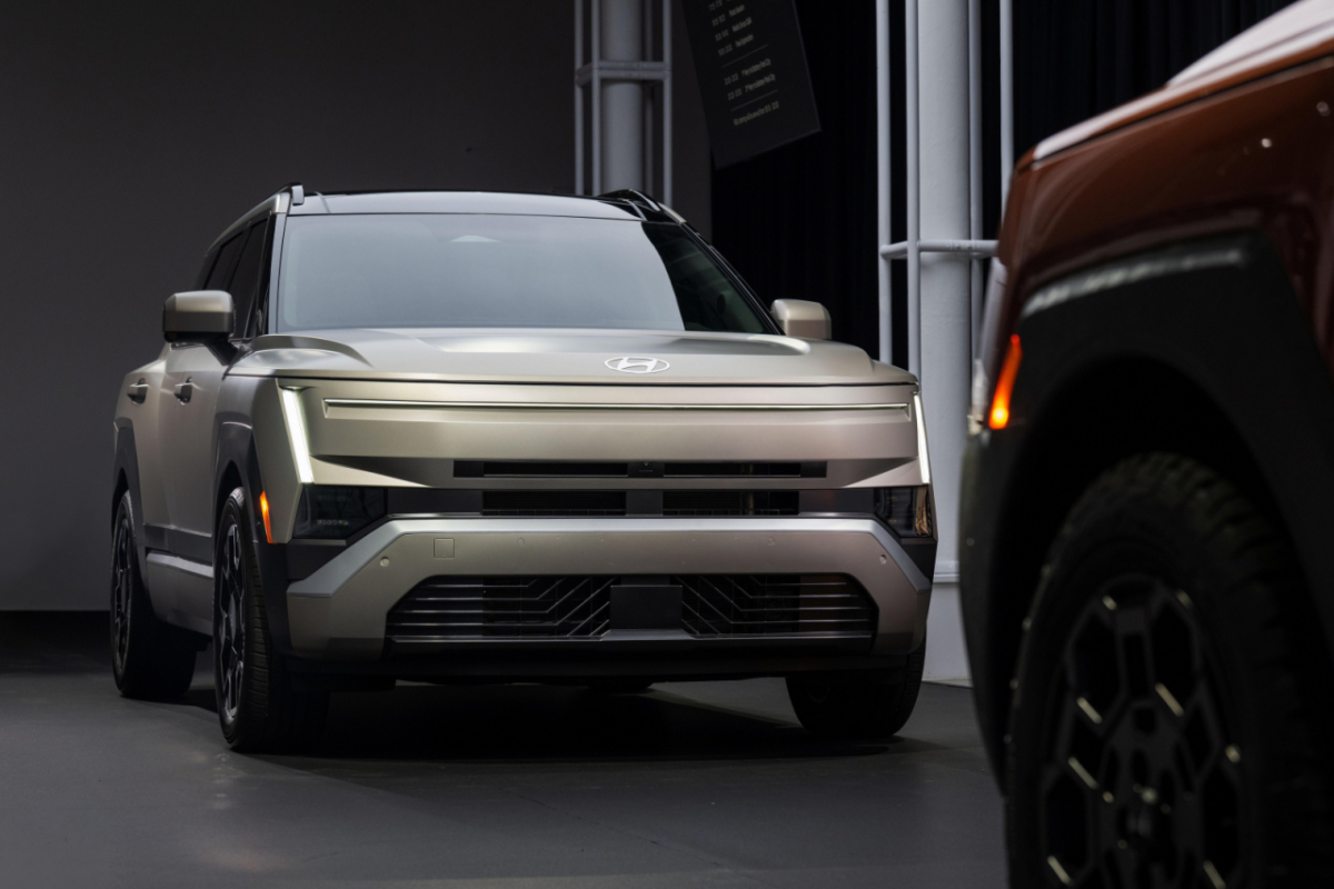 현대자동차는 미국 뉴욕에서 '디 올 뉴 투싼(The all-new TUCSON) 월드 프리미어'를 열고, 전 세계 미디어와 인플루언서들에게 신형 투싼을 공개했다고 2일 밝혔다. 투싼은 준중형 SUV 시장에서 글로벌 베스트셀러로 꼽히는 모델이다. 현대차는 이번 행사에서 투싼의 디자인·상품성을 소개하고 브랜드 비전과 미래 방향성도 제시했다. 사진=현대자동차 제공.