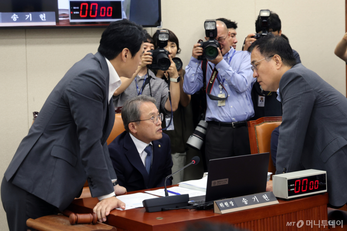 (서울=뉴스1) 황기선 기자 = 송기헌 과방위원장이 19일 오전 서울 여의도 국회에서 열린 과학기술정보방송통신위원회 전체회의에서 한준호 여당 간사, 최형두 야당 간사와 대화를 나누고 있다. 2026.8.19/뉴스1 Copyright © 뉴스1. All rights reserved. 무단 전재 및 재배포, AI학습 이용 금지. /사진=(서울=뉴스1) 황기선 기자