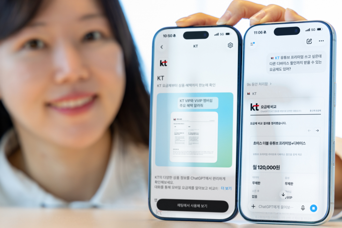 KT 모델이 챗GPT KT 플러그인 서비스를 소개하고 있다./사진 제공=KT