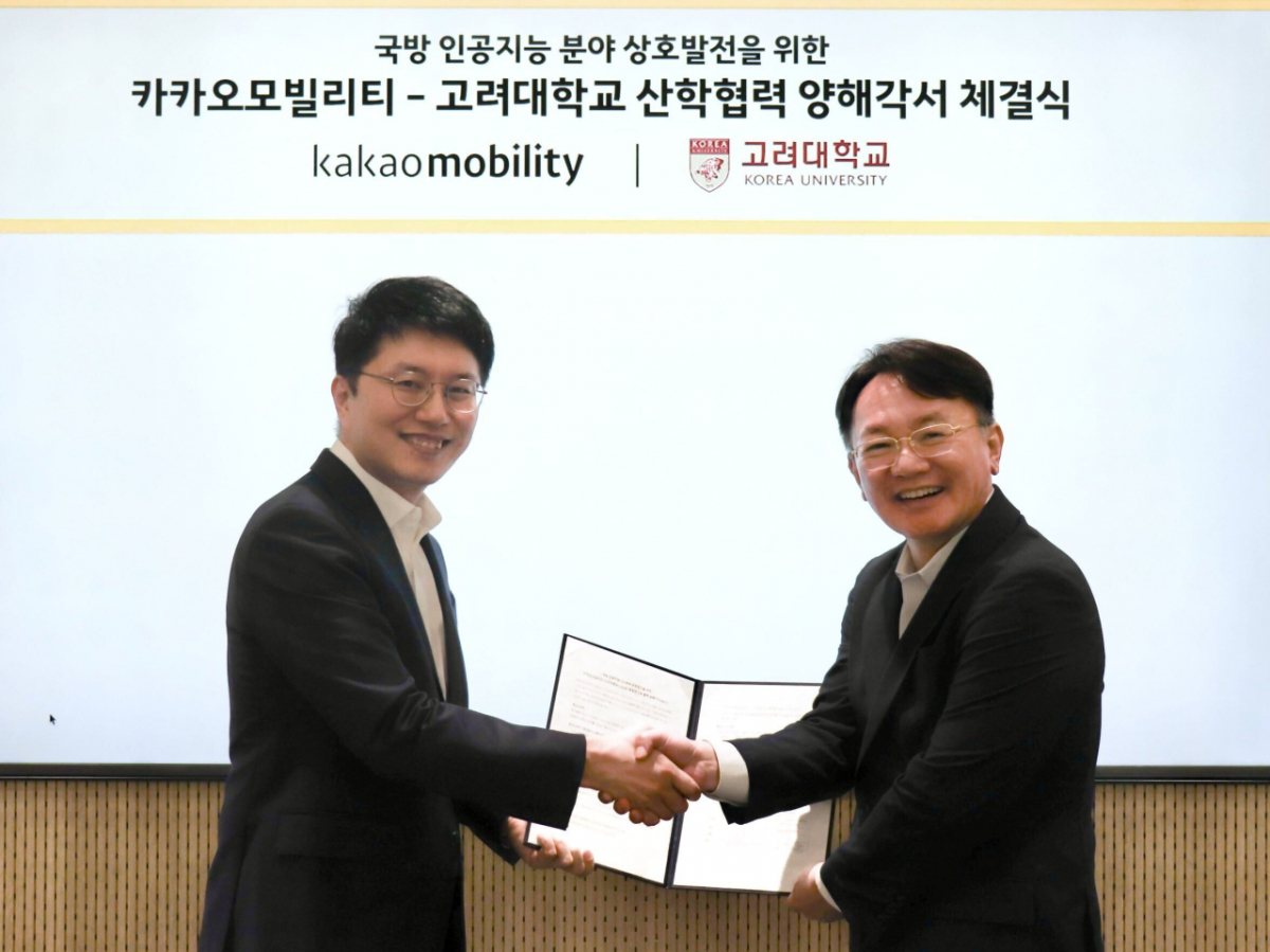 (왼쪽부터)류긍선 카카오모빌리티 대표, 강석중 고려대학교 C5ISRT융합연구원장./사진제공=카카오모빌리티