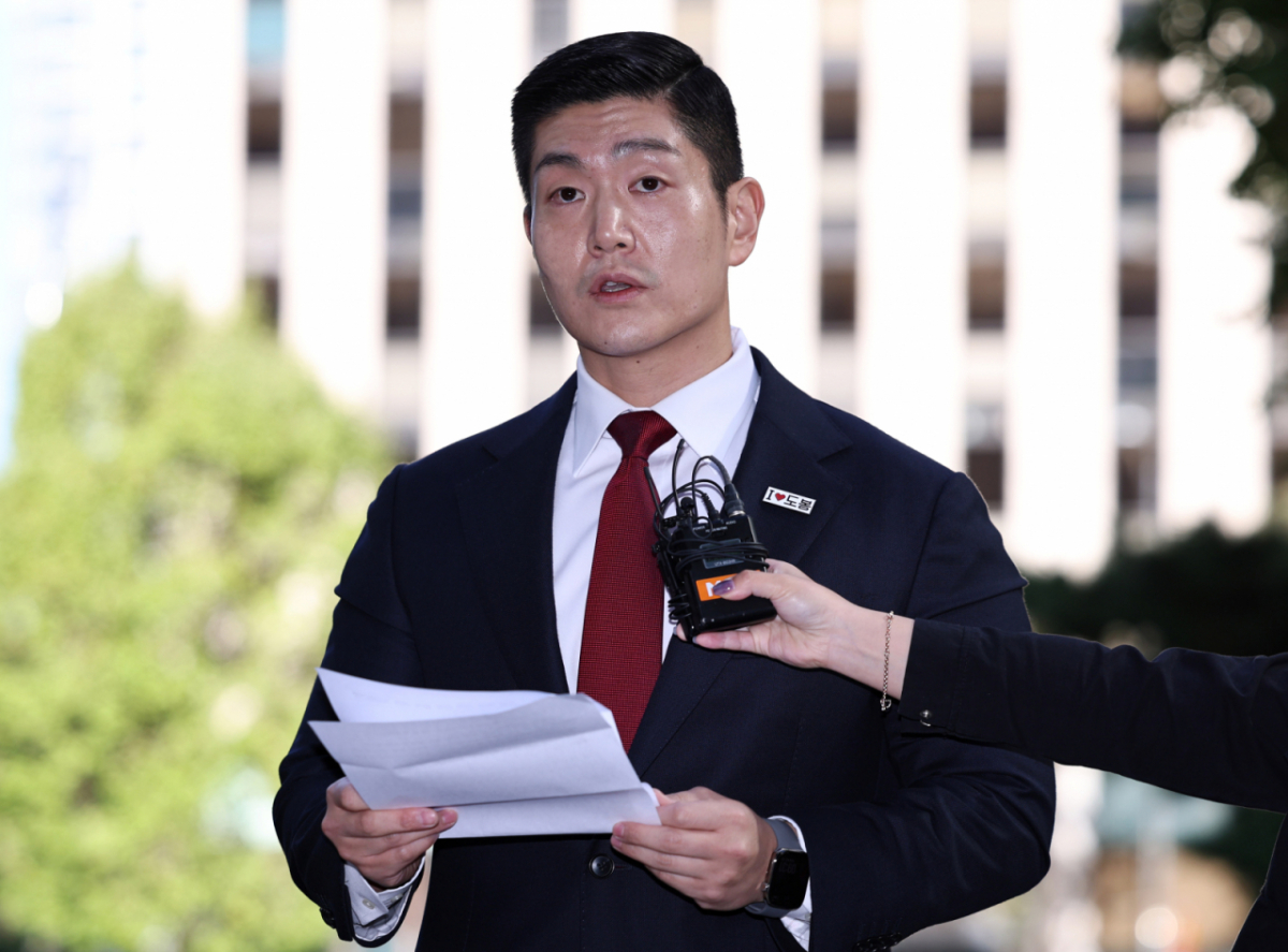 정원오 전 서울시장 후보의 성동구청장 재임 시절 멕시코 캉쿤 출장 관련 의혹을 제기한 김재섭 국민의힘 의원이 6일 오전 공직선거법상 허위사실 공표·후보자비방 등 혐의로 피의자 신분 조사를 받기 위해 서울 마포구 서울경찰청 광역수사단 공공범죄수사대에 출석하며 입장을 밝히고 있다./사진=뉴스1.