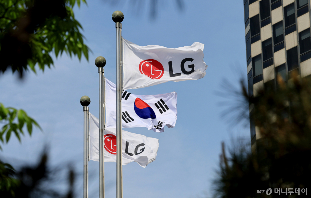 (서울=뉴스1) 이호윤 기자 = 서울 영등포구 LG트윈타워 앞에 설치된 깃발이 휘날리는 모습. 2026.4.29/뉴스1 Copyright © 뉴스1. All rights reserved. 무단 전재 및 재배포, AI학습 이용 금지. /사진=(서울=뉴스1) 이호윤 기자