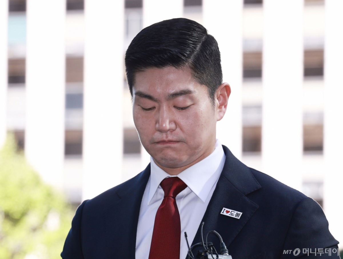 (서울=뉴스1) 구윤성 기자 = 정원오 전 서울시장 후보의 성동구청장 재임 시절 멕시코 칸쿤 출장 관련 의혹을 제기한 김재섭 국민의힘 의원이 6일 오전 공직선거법상 허위사실 공표·후보자비방 등 혐의로 피의자 신분 조사를 받기 위해 서울 마포구 서울경찰청 광역수사단 공공범죄수사대에 출석, 입장을 밝힌 뒤 인사하고 있다. 2026.10.6/뉴스1 Copyright © 뉴스1. All rights reserved. 무단 전재 및 재배포, AI학습 이용 금지. /사진=(서울=뉴스1) 구윤성 기자
