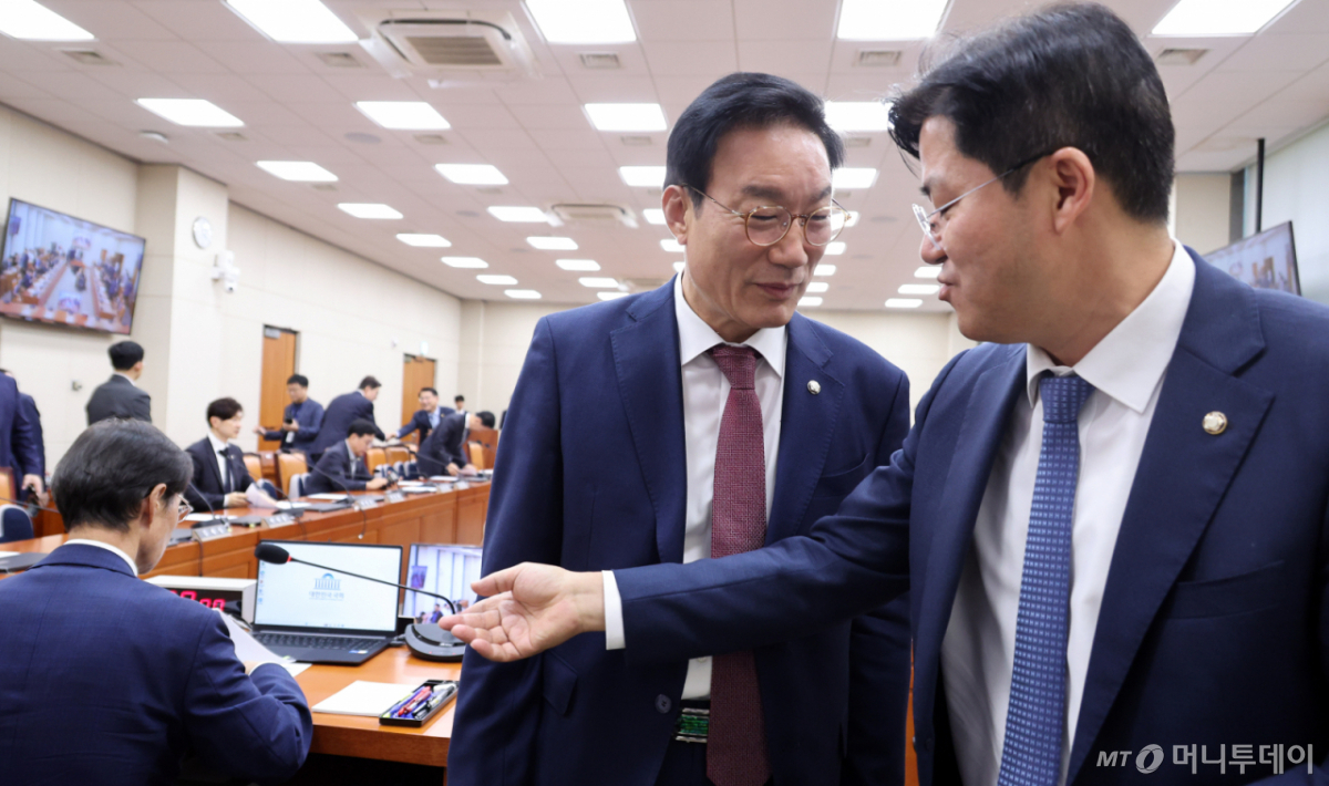 [서울=뉴시스] 최진석 기자 = 국회 정무위원회 소속 여당 간사인 박상혁(오른쪽) 의원과 야당 간사인 국민의힘 서일준 의원이 1일 여의도 국회에서 열린 제439회 국회(정기회) 정무위원회 제5차 전체회의에 앞서 대화를 나누고 있다. 2026.10.01. myjs@newsis.com /사진=최진석