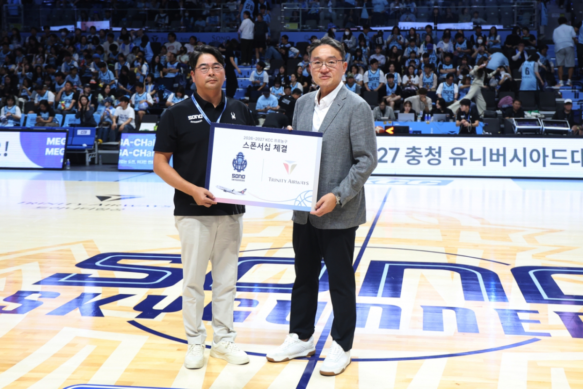 지난 3일 고양 소노 아레나에서 이상윤 트리니티항공 대표이사(오른쪽)와 이기완 소노 스카이거너스 프로농구단 단장이 메인 스폰서십 협약식을 진행한 뒤 기념사진을 촬영하고 있다./사진제공=트리니티항공