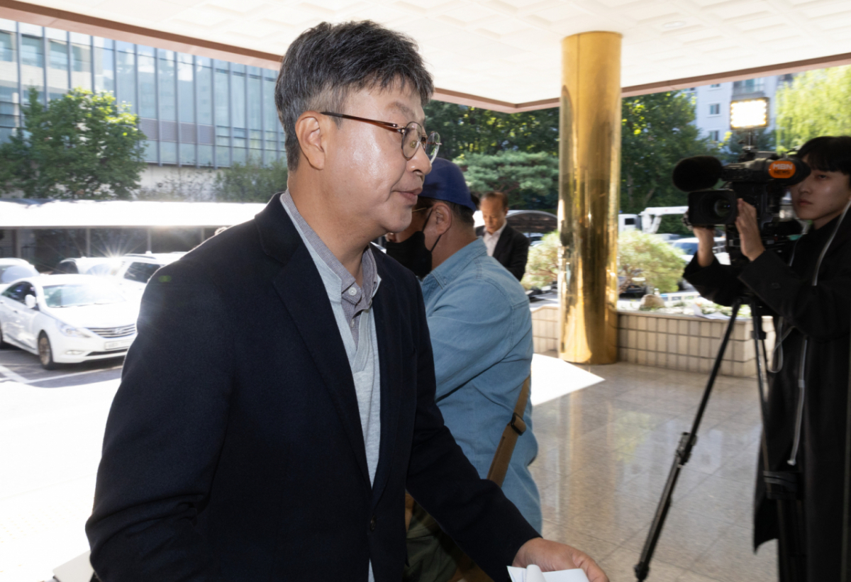 실명과 당원 여부 등을 공개한 것을 문제 삼아 김민석 더불어민주당 대표를 개인정보보호법 위반 및 정보통신망법상 명예훼손 등 혐의로 고소한 유튜브 채널 시사타파TV 운영자 이종원 씨가 6일 오전 서울 영등포경찰서에서 열린 고소인 조사에 출석하고 있다. /사진=뉴시스.