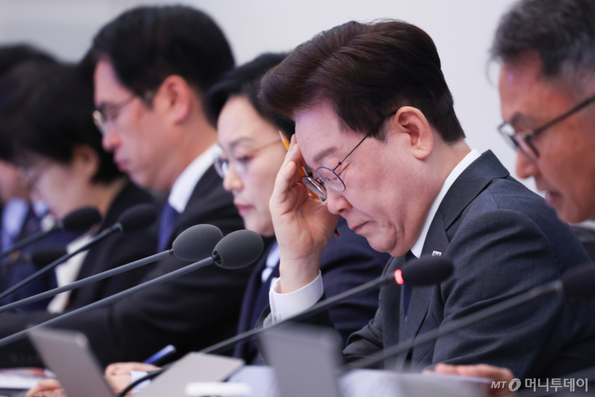 (서울=뉴스1) 허경 기자 = 이재명 대통령이 6일 청와대에서 열린 국무회의에서서 자료를 살펴보고 있다. 2026.10.6/뉴스1  Copyright © 뉴스1. All rights reserved. 무단 전재 및 재배포,  AI학습 이용 금지. /사진=(서울=뉴스1) 허경 기자